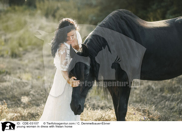 junge Frau im Kleid mit Friese / young woman in dress with frisian horse / CDE-03107