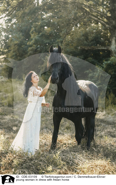 junge Frau im Kleid mit Friese / young woman in dress with frisian horse / CDE-03109
