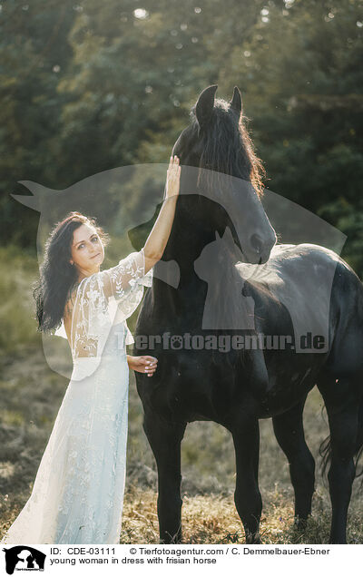 junge Frau im Kleid mit Friese / young woman in dress with frisian horse / CDE-03111