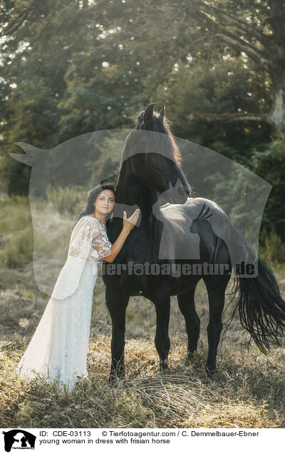 junge Frau im Kleid mit Friese / young woman in dress with frisian horse / CDE-03113