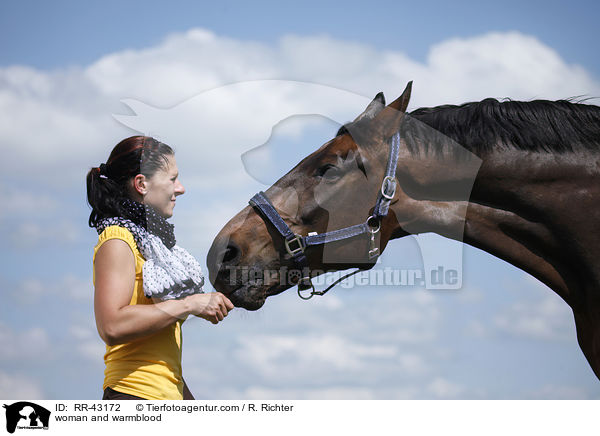 Frau und Deutsches Reitpferd / woman and warmblood / RR-43172