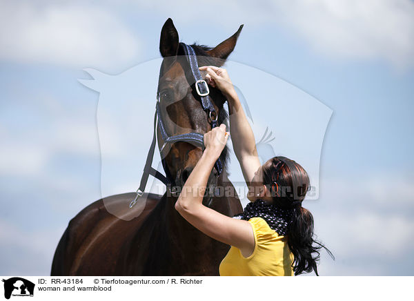 Frau und Deutsches Reitpferd / woman and warmblood / RR-43184