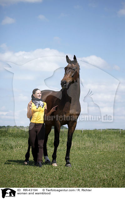 Frau und Deutsches Reitpferd / woman and warmblood / RR-43194
