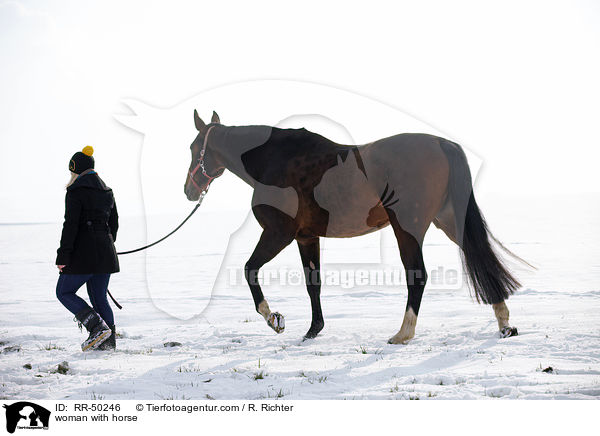 Frau mit Pferd / woman with horse / RR-50246