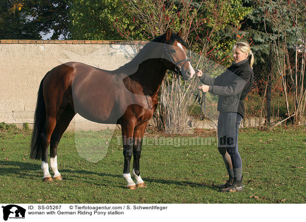 Frau mit Deutschem Reitpony Hengst / woman with pony stallion / SS-05267