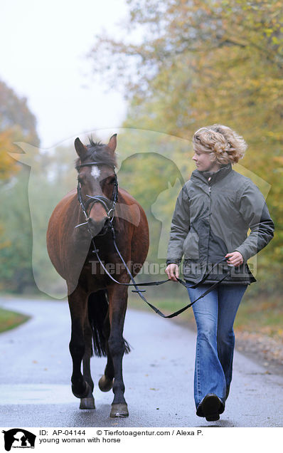 junge Frau mit Pferd / young woman with horse / AP-04144