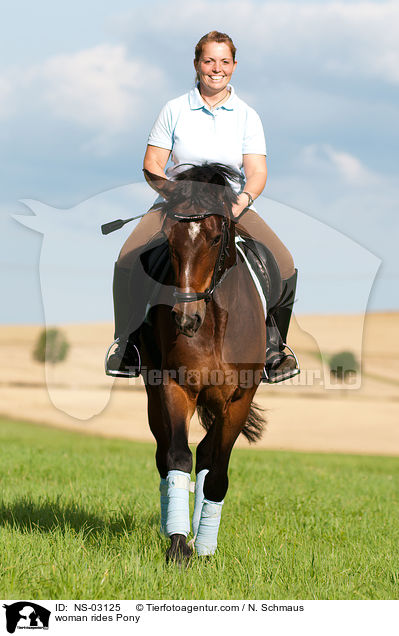Frau reitet Deutsches Reitpony / woman rides Pony / NS-03125