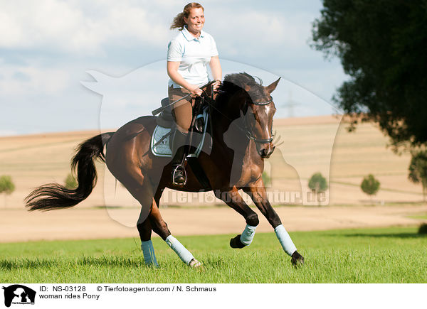 Frau reitet Deutsches Reitpony / woman rides Pony / NS-03128