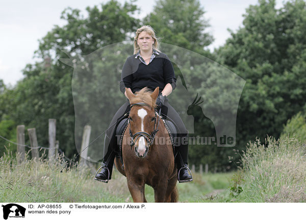 Frau reitet Deutsches Reitpony / woman rides pony / AP-08655