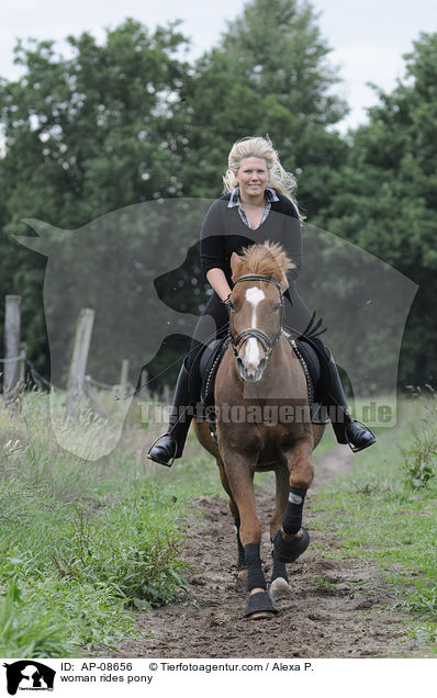 Frau reitet Deutsches Reitpony / woman rides pony / AP-08656