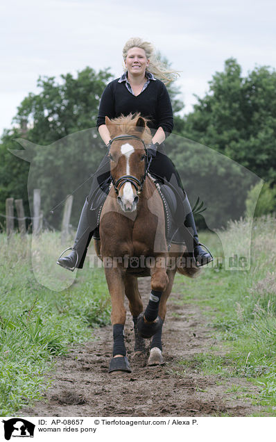 Frau reitet Deutsches Reitpony / woman rides pony / AP-08657