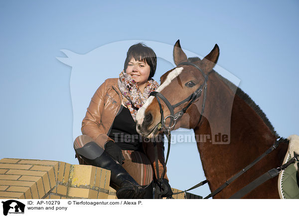 Frau und Deutsches Reitpony / woman and pony / AP-10279