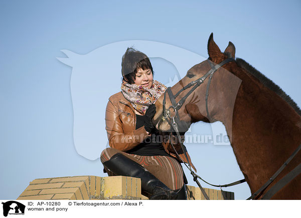 Frau und Deutsches Reitpony / woman and pony / AP-10280