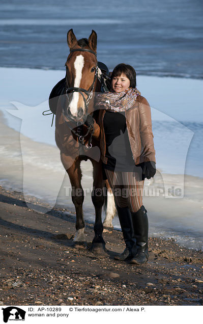 woman and pony / AP-10289
