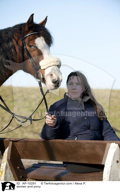 Frau und Deutsches Reitpony / woman and pony / AP-10291