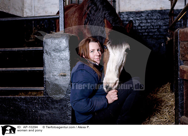 Frau und Deutsches Reitpony / woman and pony / AP-10294