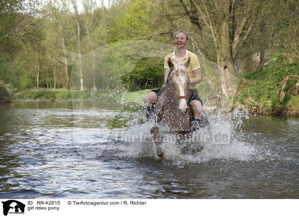 Mdchen reitet Deutsches Reitpony / girl rides pony / RR-42815
