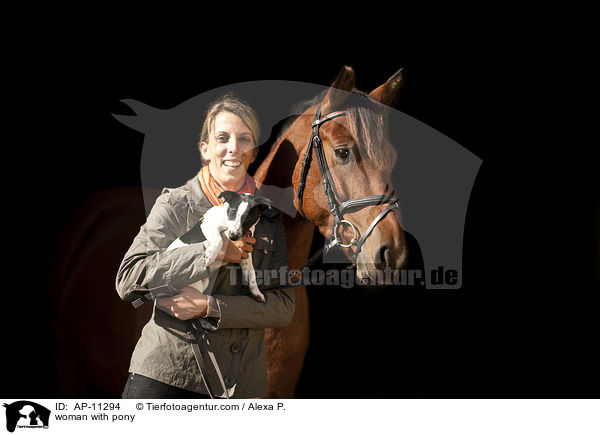 woman with pony / AP-11294