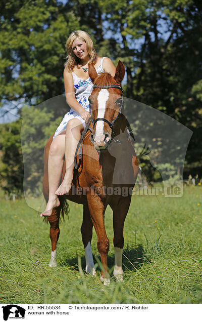 Frau mit Pferd / woman with horse / RR-55534