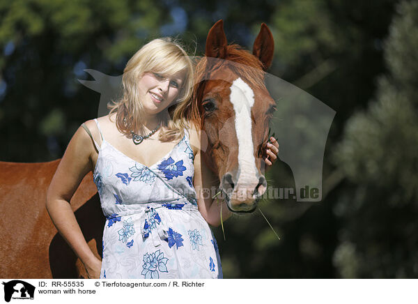 Frau mit Pferd / woman with horse / RR-55535