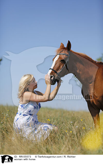 Frau mit Pferd / woman with horse / RR-55573