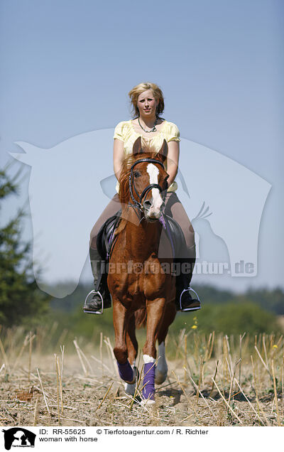 Frau mit Pferd / woman with horse / RR-55625