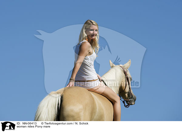 junge Frau reitet Deutsches Reitpony / woman rides Pony mare / NN-06413