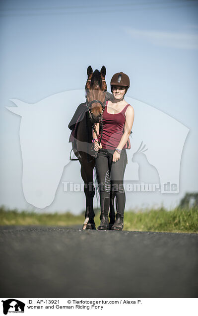 Frau und Deutsches Reitpony / woman and German Riding Pony / AP-13921