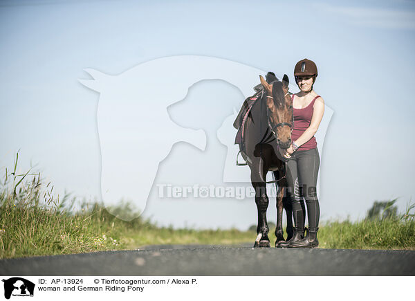 Frau und Deutsches Reitpony / woman and German Riding Pony / AP-13924
