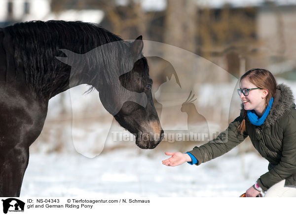 Mdchen und Deutsches Reitpony / girl and German Riding Pony / NS-04343