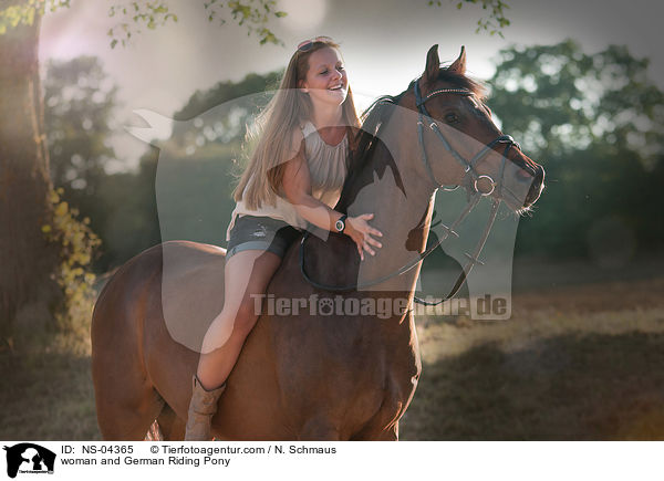 Frau und Deutsches Reitpony / woman and German Riding Pony / NS-04365