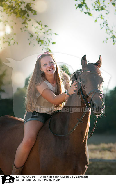Frau und Deutsches Reitpony / woman and German Riding Pony / NS-04366