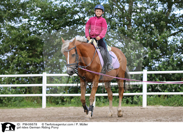 Mdchen reitet Deutsches Reitpony / girl rides German Riding Pony / PM-06678