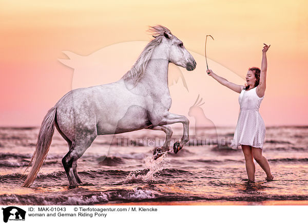 Frau und Deutsches Reitpony / woman and German Riding Pony / MAK-01043
