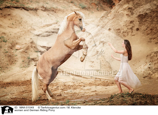 Frau und Deutsches Reitpony / woman and German Riding Pony / MAK-01049