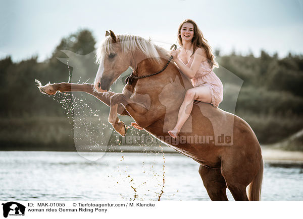 Frau reitet Deutsches Reitpony / woman rides German Riding Pony / MAK-01055