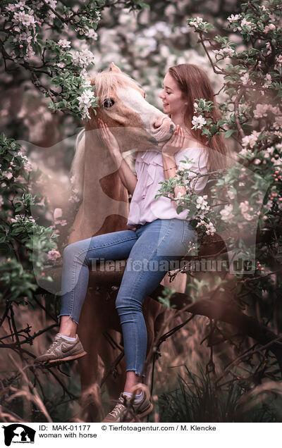 Frau mit Pferd / woman with horse / MAK-01177