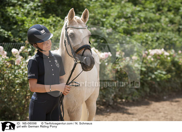 Mdchen mit Deutschem Reitpony / girl with German Riding Pony / NS-06098