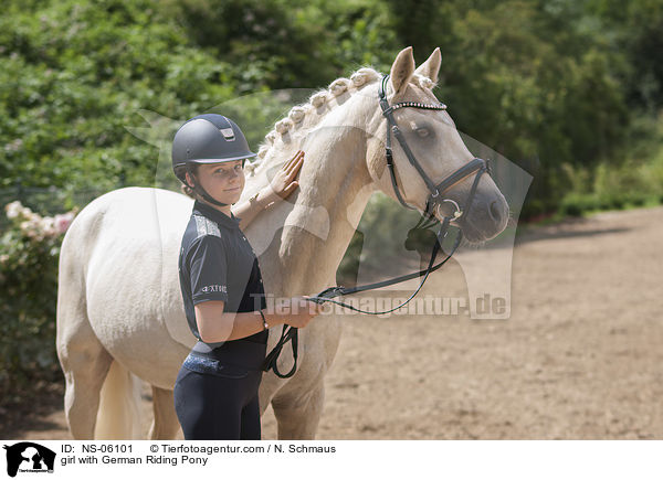 Mdchen mit Deutschem Reitpony / girl with German Riding Pony / NS-06101