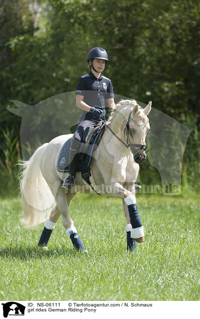 Mdchen reitet Deutsches Reitpony / girl rides German Riding Pony / NS-06111