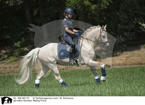 Mdchen reitet Deutsches Reitpony / girl rides German Riding Pony / NS-06115
