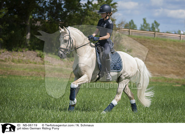 Mdchen reitet Deutsches Reitpony / girl rides German Riding Pony / NS-06119