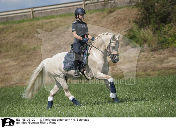 Mdchen reitet Deutsches Reitpony / girl rides German Riding Pony / NS-06120