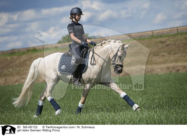 Mdchen reitet Deutsches Reitpony / girl rides German Riding Pony / NS-06122