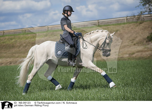 Mdchen reitet Deutsches Reitpony / girl rides German Riding Pony / NS-06123