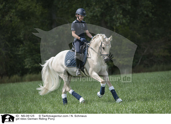Mdchen reitet Deutsches Reitpony / girl rides German Riding Pony / NS-06125