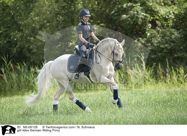Mdchen reitet Deutsches Reitpony / girl rides German Riding Pony / NS-06126