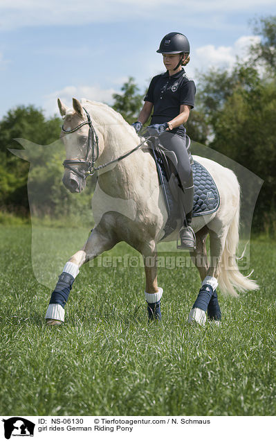 Mdchen reitet Deutsches Reitpony / girl rides German Riding Pony / NS-06130