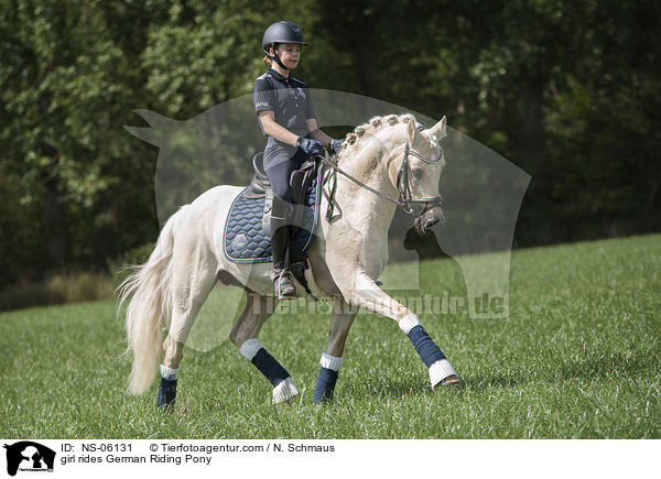 Mdchen reitet Deutsches Reitpony / girl rides German Riding Pony / NS-06131