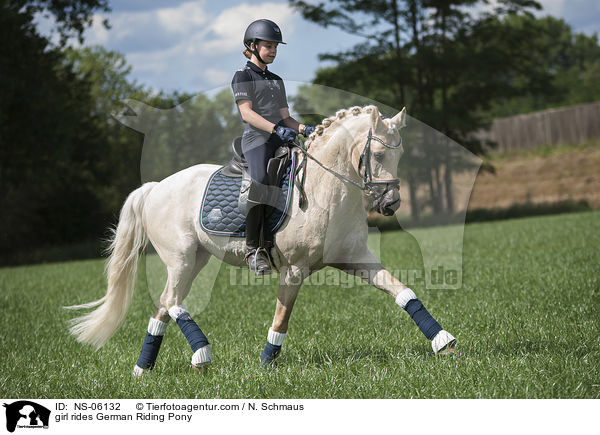 Mdchen reitet Deutsches Reitpony / girl rides German Riding Pony / NS-06132